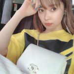 Rino Sashihara Instagram - 私服。驚きの黄色。 カラコンはストロベリークォーツ。 #指輪 #もしかして #みたいな顔されるけど #こんなゴツい指輪くれるやつ100パーやばい #普通シンプルなリング #これは彼女にあげるにはゴツすぎる #バッグはいただきもの #おさがりだけどほぼ新品 #人からシャネルもらいすぎ #持つべきものはお金持ちの知人 #カラコンはストロベリークォーツ #結局言いたいのはそれ #大宣伝