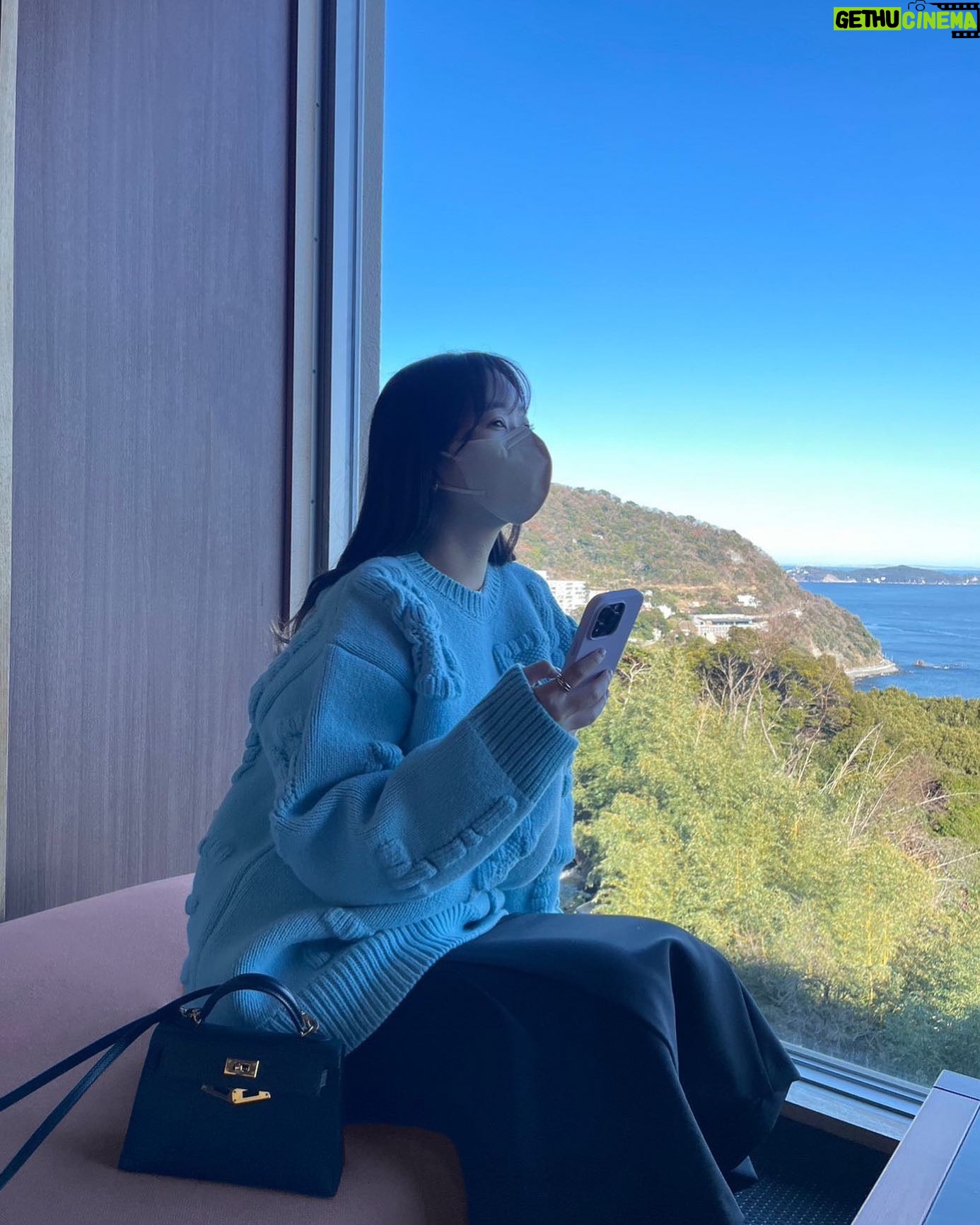 Rino Sashihara Instagram - すんごくお気に入りのニットです! 話しているのはシソンヌ長谷川さんです! 見えているのは海です!
