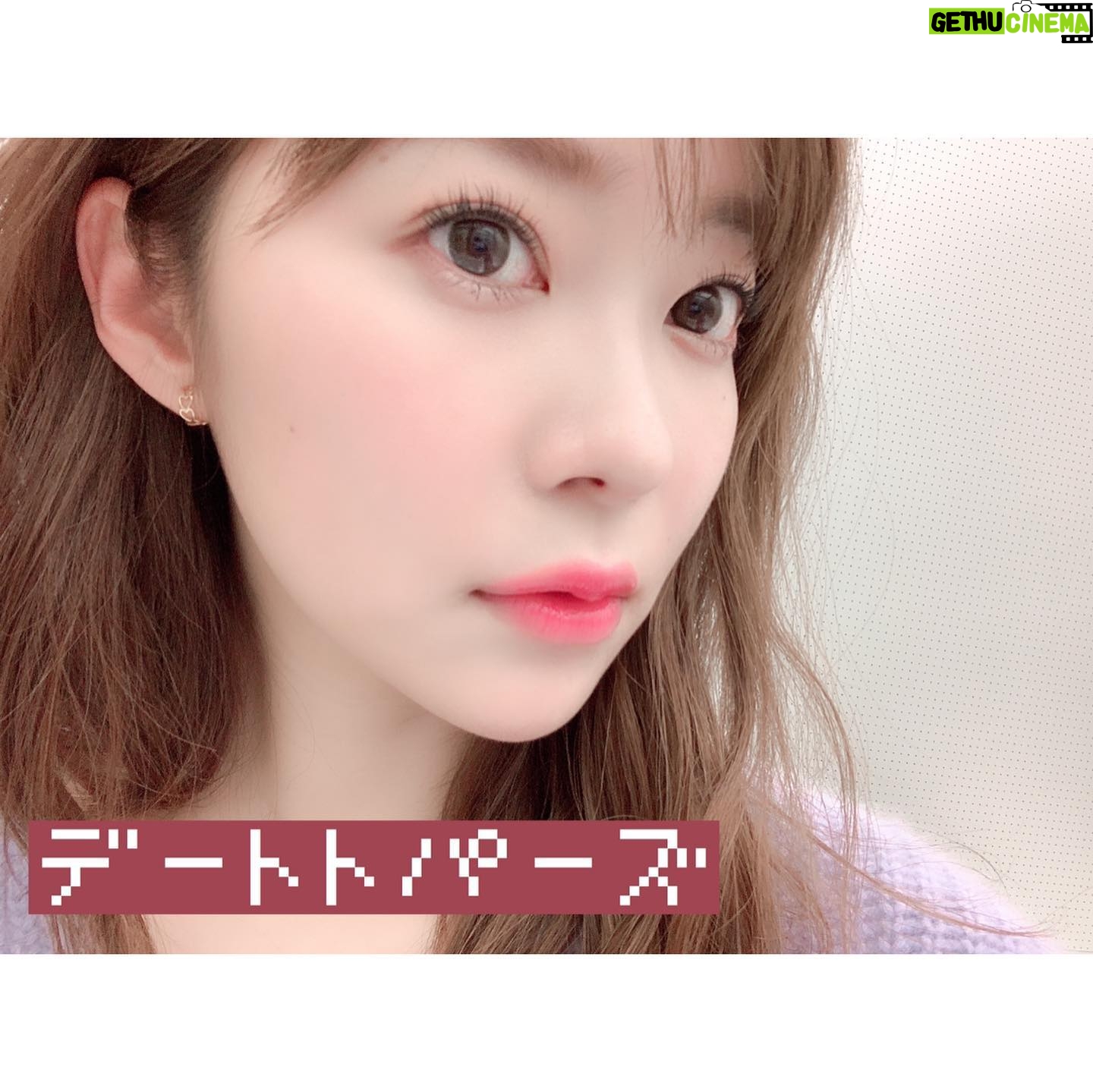 Rino Sashihara Instagram - ツイッターでは告知していましたが… カラコンをプロデュースすることになりました〜👏 (写真充血えぐいですが、風吹かしながら撮影してたのでシンプルに乾燥です) 5月10日からカラコン通販サイトや、カラコンが売ってるお店で販売されます☺️ 今回プロデュースするにあたって、いろんなカラコンを試し、エゴサし…ややナチュラルが売りの人気のカラコンをつけた時に「指原カラコンでかい!」のツイートが多く…。 メイクをしている時鏡に向かっているキメ顔やアプリを使って自撮りをしている顔と、実際に人から見られる印象って違うんだなぁと改めて実感。(サイズ感が年齢にあってないのもあるかも…) メイクでもそうなんですが、普段人ってずっとキメ顔で喋れないんですよね。そこで人から見られている顔と自分が思っている顔のギャップが。なので、油断している状態にもピッタリ合うコンタクトにしました! 今回先行発売するのは4種類です。 デートトパーズ 変化度⭐️⭐️⭐️★★ ナチュラル度⭐️⭐️⭐️⭐️⭐️ 名前の通りデートでつけて欲しい自然さ!カラコンつけたことないという方や、大きめカラコンから卒業したい!という方にオススメです。美容ライターの方に大人でもつけられるの太鼓判いただきました💯私も毎日使いたい!透けにくいです! ハニーアンバー 変化度⭐️⭐️⭐️⭐️★ ナチュラル度⭐️⭐️⭐️★★ チュルンぽやーーーん カラコンつけるならしっかり茶色にしたいって方や、黒目が漆黒の方にオススメ!サイズは一番小さいみたいだけどしっかりめに変化します! ストロベリークオーツ 変化度⭐️⭐️⭐️⭐️★ ナチュラル度⭐️⭐️⭐️⭐️★ ピンク系カラー☺️💓 ピンク色のリップと合わせたい感じ🙂変化度は高めです!やや派手!立体的なデザインなのでキラキラです。透けにくいです! ラピスラズリ 変化度⭐️⭐️⭐️⭐️⭐️ ナチュラル度⭐️⭐️★★★ ブルーだと爬虫類アイになるものが多いんですが、それをなくしてかわいらしいブルーに仕上げました!でも気づかれないと意味がないと思うのでブルーだ!って気づかれるくらいの色味とサイズです!とにかく透明感あふれるカラー🥺 最もナチュラルなのがデートトパーズです🥳 みんなが早くつけてるの見たいです〜🥳 #指原カラコン #TOPARDS #トパーズ #カラコン #カラコンレポ