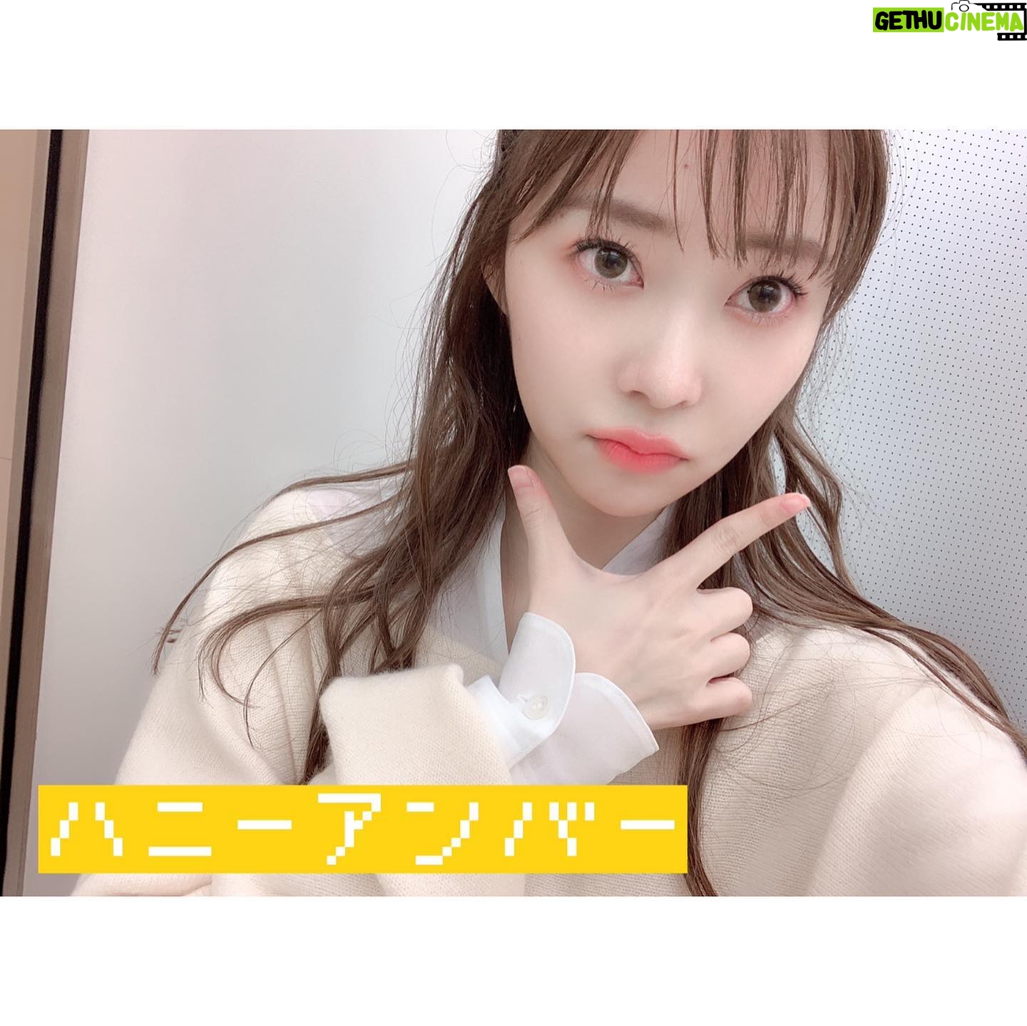 Rino Sashihara Instagram - ツイッターでは告知していましたが… カラコンをプロデュースすることになりました〜👏 (写真充血えぐいですが、風吹かしながら撮影してたのでシンプルに乾燥です) 5月10日からカラコン通販サイトや、カラコンが売ってるお店で販売されます☺️ 今回プロデュースするにあたって、いろんなカラコンを試し、エゴサし…ややナチュラルが売りの人気のカラコンをつけた時に「指原カラコンでかい!」のツイートが多く…。 メイクをしている時鏡に向かっているキメ顔やアプリを使って自撮りをしている顔と、実際に人から見られる印象って違うんだなぁと改めて実感。(サイズ感が年齢にあってないのもあるかも…) メイクでもそうなんですが、普段人ってずっとキメ顔で喋れないんですよね。そこで人から見られている顔と自分が思っている顔のギャップが。なので、油断している状態にもピッタリ合うコンタクトにしました! 今回先行発売するのは4種類です。 デートトパーズ 変化度⭐️⭐️⭐️★★ ナチュラル度⭐️⭐️⭐️⭐️⭐️ 名前の通りデートでつけて欲しい自然さ!カラコンつけたことないという方や、大きめカラコンから卒業したい!という方にオススメです。美容ライターの方に大人でもつけられるの太鼓判いただきました💯私も毎日使いたい!透けにくいです! ハニーアンバー 変化度⭐️⭐️⭐️⭐️★ ナチュラル度⭐️⭐️⭐️★★ チュルンぽやーーーん カラコンつけるならしっかり茶色にしたいって方や、黒目が漆黒の方にオススメ!サイズは一番小さいみたいだけどしっかりめに変化します! ストロベリークオーツ 変化度⭐️⭐️⭐️⭐️★ ナチュラル度⭐️⭐️⭐️⭐️★ ピンク系カラー☺️💓 ピンク色のリップと合わせたい感じ🙂変化度は高めです!やや派手!立体的なデザインなのでキラキラです。透けにくいです! ラピスラズリ 変化度⭐️⭐️⭐️⭐️⭐️ ナチュラル度⭐️⭐️★★★ ブルーだと爬虫類アイになるものが多いんですが、それをなくしてかわいらしいブルーに仕上げました!でも気づかれないと意味がないと思うのでブルーだ!って気づかれるくらいの色味とサイズです!とにかく透明感あふれるカラー🥺 最もナチュラルなのがデートトパーズです🥳 みんなが早くつけてるの見たいです〜🥳 #指原カラコン #TOPARDS #トパーズ #カラコン #カラコンレポ
