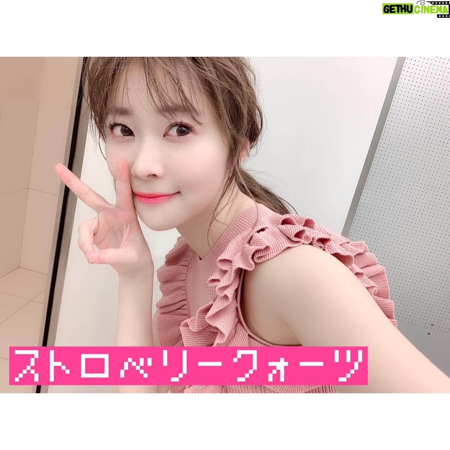 Rino Sashihara Instagram - ツイッターでは告知していましたが… カラコンをプロデュースすることになりました〜👏 (写真充血えぐいですが、風吹かしながら撮影してたのでシンプルに乾燥です) 5月10日からカラコン通販サイトや、カラコンが売ってるお店で販売されます☺️ 今回プロデュースするにあたって、いろんなカラコンを試し、エゴサし…ややナチュラルが売りの人気のカラコンをつけた時に「指原カラコンでかい!」のツイートが多く…。 メイクをしている時鏡に向かっているキメ顔やアプリを使って自撮りをしている顔と、実際に人から見られる印象って違うんだなぁと改めて実感。(サイズ感が年齢にあってないのもあるかも…) メイクでもそうなんですが、普段人ってずっとキメ顔で喋れないんですよね。そこで人から見られている顔と自分が思っている顔のギャップが。なので、油断している状態にもピッタリ合うコンタクトにしました! 今回先行発売するのは4種類です。 デートトパーズ 変化度⭐️⭐️⭐️★★ ナチュラル度⭐️⭐️⭐️⭐️⭐️ 名前の通りデートでつけて欲しい自然さ!カラコンつけたことないという方や、大きめカラコンから卒業したい!という方にオススメです。美容ライターの方に大人でもつけられるの太鼓判いただきました💯私も毎日使いたい!透けにくいです! ハニーアンバー 変化度⭐️⭐️⭐️⭐️★ ナチュラル度⭐️⭐️⭐️★★ チュルンぽやーーーん カラコンつけるならしっかり茶色にしたいって方や、黒目が漆黒の方にオススメ!サイズは一番小さいみたいだけどしっかりめに変化します! ストロベリークオーツ 変化度⭐️⭐️⭐️⭐️★ ナチュラル度⭐️⭐️⭐️⭐️★ ピンク系カラー☺️💓 ピンク色のリップと合わせたい感じ🙂変化度は高めです!やや派手!立体的なデザインなのでキラキラです。透けにくいです! ラピスラズリ 変化度⭐️⭐️⭐️⭐️⭐️ ナチュラル度⭐️⭐️★★★ ブルーだと爬虫類アイになるものが多いんですが、それをなくしてかわいらしいブルーに仕上げました!でも気づかれないと意味がないと思うのでブルーだ!って気づかれるくらいの色味とサイズです!とにかく透明感あふれるカラー🥺 最もナチュラルなのがデートトパーズです🥳 みんなが早くつけてるの見たいです〜🥳 #指原カラコン #TOPARDS #トパーズ #カラコン #カラコンレポ