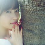 Rino Sashihara Instagram – 沖縄にいます。唯一撮った写真。
#木と2shot
#どこでも撮れる
#ネイルハゲ過ぎ