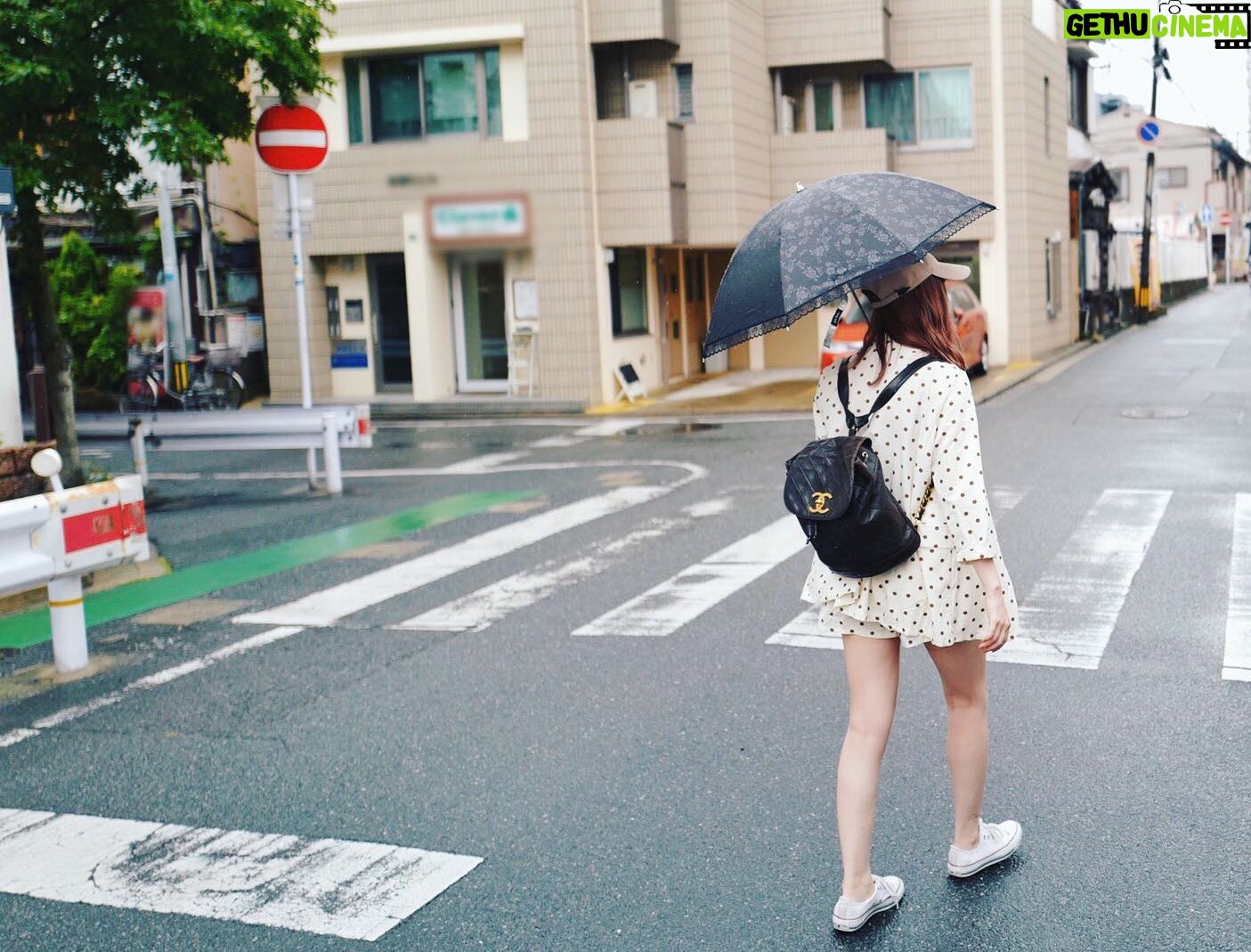 Rino Sashihara Instagram - 8年くらい前に麻里子様にいただいたシャネルのヴィンテージリュック。いただいた2年後くらいに麻里子様に「偽物?」って聞かれた。。 #ボケなのか #マジだったのか #麻里子様からもらったんですよ #世界一つまらん回答 #でも正解 #リュックの紐ねじれ女 #日焼け止め塗ってからのキャップ被ってからの日焼け止めサプリ飲んでからの日傘 お洋服は セットアップ #andlottie スニーカー #converse