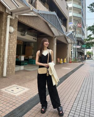 Rino Sashihara Instagram - 月島でランチしてきたよ〜！
食べたのはジャンポケおたけさんのお店「竹の子」さん🏃‍♀️美味しすぎて！また行きたいです🏃

2、3枚目はエモアプリで撮ってもらいました。（3枚目のバッグの質感が可愛いので見て欲しい😂）

明日カラコン新色発売なのでちゃんとした画像載せたかったのにいまいちわかりやすい写真が撮れず😭明日リベンジします！