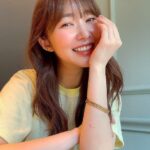 Rino Sashihara Instagram - 🌻 夏なので #ririmew ラメグリッター01 夏なので黄色の服 夏なのでオレンジチーク ririmew 01 かと言ってアイシャドウまでオレンジだと黄色オレンジ人間になりそうだったのでアイシャドウだけピンクにしました。ririmewシャドウ02の左下を指でぐりぐり目の周り囲んでます。 カラコン　デートトパーズ #腕についてる跡 #バングルじゃなくて戦いの跡です #夏なので