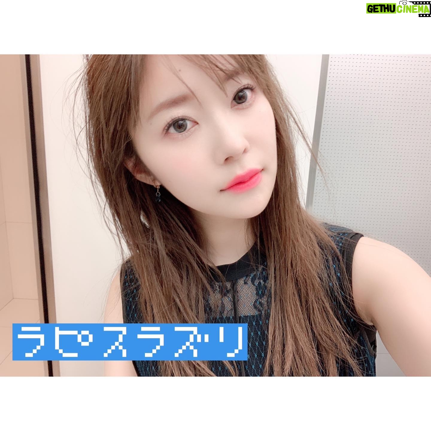 Rino Sashihara Instagram - ツイッターでは告知していましたが… カラコンをプロデュースすることになりました〜👏 (写真充血えぐいですが、風吹かしながら撮影してたのでシンプルに乾燥です) 5月10日からカラコン通販サイトや、カラコンが売ってるお店で販売されます☺️ 今回プロデュースするにあたって、いろんなカラコンを試し、エゴサし…ややナチュラルが売りの人気のカラコンをつけた時に「指原カラコンでかい!」のツイートが多く…。 メイクをしている時鏡に向かっているキメ顔やアプリを使って自撮りをしている顔と、実際に人から見られる印象って違うんだなぁと改めて実感。(サイズ感が年齢にあってないのもあるかも…) メイクでもそうなんですが、普段人ってずっとキメ顔で喋れないんですよね。そこで人から見られている顔と自分が思っている顔のギャップが。なので、油断している状態にもピッタリ合うコンタクトにしました! 今回先行発売するのは4種類です。 デートトパーズ 変化度⭐️⭐️⭐️★★ ナチュラル度⭐️⭐️⭐️⭐️⭐️ 名前の通りデートでつけて欲しい自然さ!カラコンつけたことないという方や、大きめカラコンから卒業したい!という方にオススメです。美容ライターの方に大人でもつけられるの太鼓判いただきました💯私も毎日使いたい!透けにくいです! ハニーアンバー 変化度⭐️⭐️⭐️⭐️★ ナチュラル度⭐️⭐️⭐️★★ チュルンぽやーーーん カラコンつけるならしっかり茶色にしたいって方や、黒目が漆黒の方にオススメ!サイズは一番小さいみたいだけどしっかりめに変化します! ストロベリークオーツ 変化度⭐️⭐️⭐️⭐️★ ナチュラル度⭐️⭐️⭐️⭐️★ ピンク系カラー☺️💓 ピンク色のリップと合わせたい感じ🙂変化度は高めです!やや派手!立体的なデザインなのでキラキラです。透けにくいです! ラピスラズリ 変化度⭐️⭐️⭐️⭐️⭐️ ナチュラル度⭐️⭐️★★★ ブルーだと爬虫類アイになるものが多いんですが、それをなくしてかわいらしいブルーに仕上げました!でも気づかれないと意味がないと思うのでブルーだ!って気づかれるくらいの色味とサイズです!とにかく透明感あふれるカラー🥺 最もナチュラルなのがデートトパーズです🥳 みんなが早くつけてるの見たいです〜🥳 #指原カラコン #TOPARDS #トパーズ #カラコン #カラコンレポ