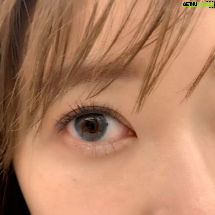 Rino Sashihara Instagram - ツイッターでは告知していましたが… カラコンをプロデュースすることになりました〜👏 (写真充血えぐいですが、風吹かしながら撮影してたのでシンプルに乾燥です) 5月10日からカラコン通販サイトや、カラコンが売ってるお店で販売されます☺️ 今回プロデュースするにあたって、いろんなカラコンを試し、エゴサし…ややナチュラルが売りの人気のカラコンをつけた時に「指原カラコンでかい!」のツイートが多く…。 メイクをしている時鏡に向かっているキメ顔やアプリを使って自撮りをしている顔と、実際に人から見られる印象って違うんだなぁと改めて実感。(サイズ感が年齢にあってないのもあるかも…) メイクでもそうなんですが、普段人ってずっとキメ顔で喋れないんですよね。そこで人から見られている顔と自分が思っている顔のギャップが。なので、油断している状態にもピッタリ合うコンタクトにしました! 今回先行発売するのは4種類です。 デートトパーズ 変化度⭐️⭐️⭐️★★ ナチュラル度⭐️⭐️⭐️⭐️⭐️ 名前の通りデートでつけて欲しい自然さ!カラコンつけたことないという方や、大きめカラコンから卒業したい!という方にオススメです。美容ライターの方に大人でもつけられるの太鼓判いただきました💯私も毎日使いたい!透けにくいです! ハニーアンバー 変化度⭐️⭐️⭐️⭐️★ ナチュラル度⭐️⭐️⭐️★★ チュルンぽやーーーん カラコンつけるならしっかり茶色にしたいって方や、黒目が漆黒の方にオススメ!サイズは一番小さいみたいだけどしっかりめに変化します! ストロベリークオーツ 変化度⭐️⭐️⭐️⭐️★ ナチュラル度⭐️⭐️⭐️⭐️★ ピンク系カラー☺️💓 ピンク色のリップと合わせたい感じ🙂変化度は高めです!やや派手!立体的なデザインなのでキラキラです。透けにくいです! ラピスラズリ 変化度⭐️⭐️⭐️⭐️⭐️ ナチュラル度⭐️⭐️★★★ ブルーだと爬虫類アイになるものが多いんですが、それをなくしてかわいらしいブルーに仕上げました!でも気づかれないと意味がないと思うのでブルーだ!って気づかれるくらいの色味とサイズです!とにかく透明感あふれるカラー🥺 最もナチュラルなのがデートトパーズです🥳 みんなが早くつけてるの見たいです〜🥳 #指原カラコン #TOPARDS #トパーズ #カラコン #カラコンレポ
