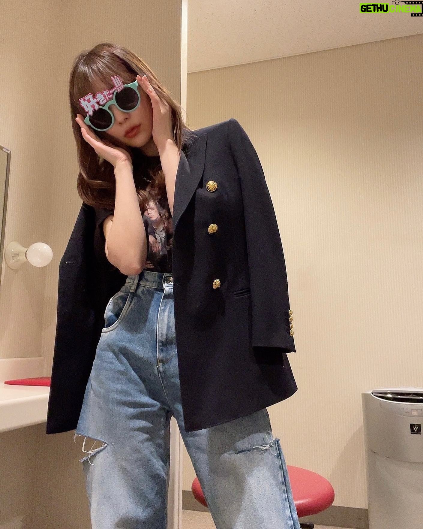 Rino Sashihara Instagram - 昨日買ったデニム、即履き。 サングラス、私がプロデュースしてるグループのトンチキグッズ。