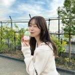 Rino Sashihara Instagram - 31歳になりました！ 若い時は歳をとっていくのすっごく嫌だったけど、最近はちょっと嫌なような、なんとも思わないようなって感じです🙆 やってみたいことも趣味も、行きたい場所も、選択肢がたくさんあって、出来ることが増えて、大人はとっても楽しいです。 お昼と夕暮れの間みたいなタイミングだったので、背景2パターン撮れた。夕暮れはTwitterに載せてます🫶（「まだTwitterなんですね😂」コメントを撲滅させるくらいTwitterって言っていきます！） みなさんもよい一年にしましょうね！
