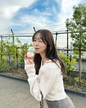 Rino Sashihara Instagram - 31歳になりました！

若い時は歳をとっていくのすっごく嫌だったけど、最近はちょっと嫌なような、なんとも思わないようなって感じです🙆
やってみたいことも趣味も、行きたい場所も、選択肢がたくさんあって、出来ることが増えて、大人はとっても楽しいです。

お昼と夕暮れの間みたいなタイミングだったので、背景2パターン撮れた。夕暮れはTwitterに載せてます🫶（「まだTwitterなんですね😂」コメントを撲滅させるくらいTwitterって言っていきます！）

みなさんもよい一年にしましょうね！