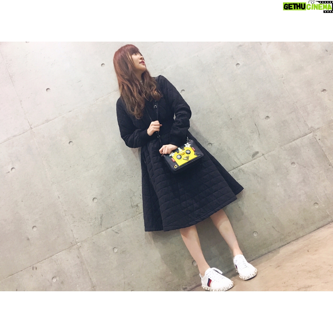 Rino Sashihara Instagram - この前のワンピースの全身の写真です〜。 キルティングでかわいい!レースのトップスと重ね着しました。(画像2枚目) 真っ黒で可愛らしい感じなのでバッグとスニーカーで遊び心出してしまいました。 ラフなパーティーに来ていきたいかんじ。ラフなパーティー誘われてないけど。 ワンピース @madder_vintage レーストップス #dholic バッグ #prada (2、3年前のです)