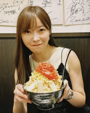 Rino Sashihara Instagram - 月島でランチしてきたよ〜！
食べたのはジャンポケおたけさんのお店「竹の子」さん🏃‍♀️美味しすぎて！また行きたいです🏃

2、3枚目はエモアプリで撮ってもらいました。（3枚目のバッグの質感が可愛いので見て欲しい😂）

明日カラコン新色発売なのでちゃんとした画像載せたかったのにいまいちわかりやすい写真が撮れず😭明日リベンジします！