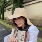 Rino Sashihara Instagram - プライベートでタイに行く用に買った帽子（もちろん予定なし）を小金井市で被りました！（もちろん仕事） #トートバッグ潰し女
