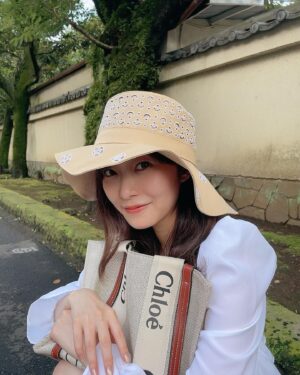 Rino Sashihara Instagram - プライベートでタイに行く用に買った帽子（もちろん予定なし）を小金井市で被りました！（もちろん仕事）

#トートバッグ潰し女