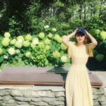 Rino Sashihara Instagram - 素敵な雰囲気のベンチで写真。 #よくみたらベンチじゃなくて廃棄された長机 #そんなことある ？ #トリックアート #地獄 #インスタ萎え