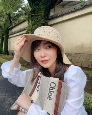Rino Sashihara Instagram - プライベートでタイに行く用に買った帽子（もちろん予定なし）を小金井市で被りました！（もちろん仕事）

#トートバッグ潰し女