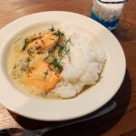 Rino Sashihara Instagram - サーモンココナッツカレー。﻿ 伊東盛さんのレシピ。﻿ ﻿ #白いお皿﻿ #白いカレー﻿ #白いご飯﻿ #白い飲み物﻿ #深い色の素敵な食器ほしい﻿ #マットとかない