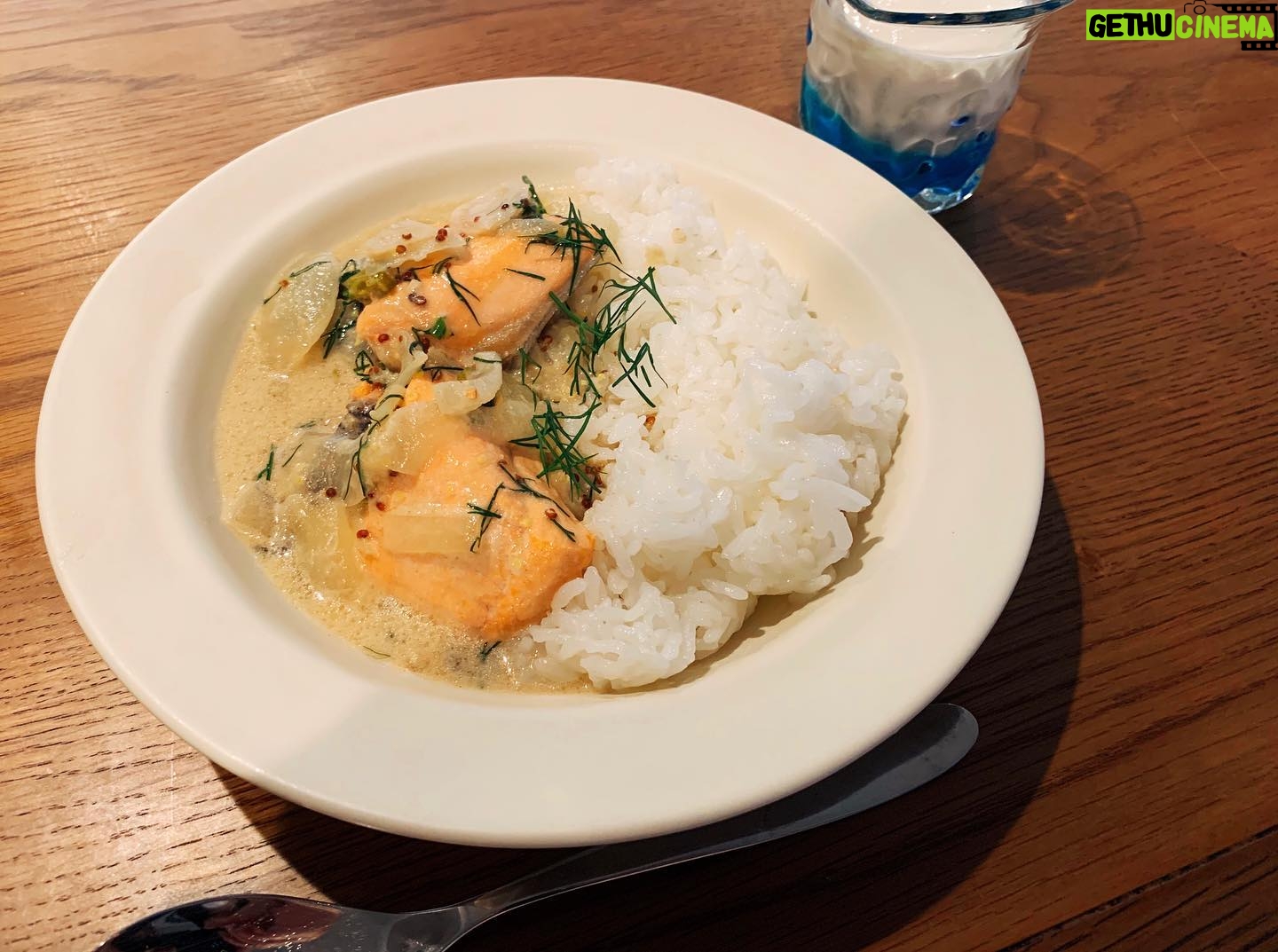 Rino Sashihara Instagram - サーモンココナッツカレー。 伊東盛さんのレシピ。 #白いお皿 #白いカレー #白いご飯 #白い飲み物 #深い色の素敵な食器ほしい #マットとかない