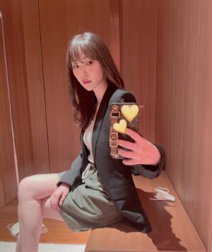 Rino Sashihara Instagram - マスクもサンダルも自由な場所に配置するタイプです。

#ハートの方が気になる