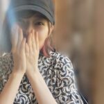 Rino Sashihara Instagram - 顔隠してるけどそんなことより両手どっちも薬指だけ爪長い #顔より隠したほうがいい部分 #顔の下半身隠してる場合じゃない #頭隠して尻隠さず #薬指だけ爪切らないタイプの人と思われたくない #シンプルにミス #コメントで言われる前に先に言う #さっしー薬指だけ爪長くない ？ #恥ずいコメント #やめて #地獄