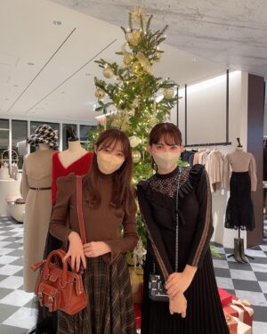 Rino Sashihara Instagram - #herlipto
今回も可愛かった🎄
ワンピースたくさんつけちゃいました！着るの楽しみ。個人的には写真でも着てるトップスがとっても便利で好き！エコファーコートもかわいい！