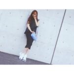 Rino Sashihara Instagram - 全身の感じ伝えたかったんですが強風で何が何やら。 トップス #sacai スカート #zara スニーカー #louisvuitton CDTV出演中！みてね。