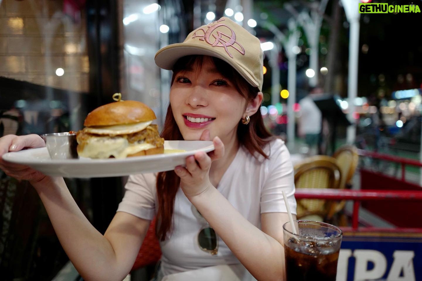 Rino Sashihara Instagram - ニューヨークのお写真🫶 おいしすぎた #5napkinburger 🇺🇸 大きすぎハンバーガーおいしかった💮