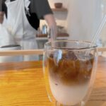 Rino Sashihara Instagram - 意図せずカフェの店員さんとの匂わせ写真みたいになってしまいました。 #私だけ牛乳多めにするのやめてww #まあ苦いの苦手だけど😌💦 #さすがです😠 #ありがと