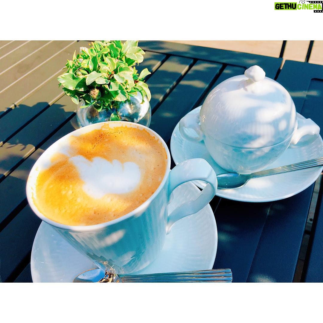 Rino Sashihara Instagram - 素敵なカフェで、すごいダサい格好で佇んでる人がいたら、私です🙋