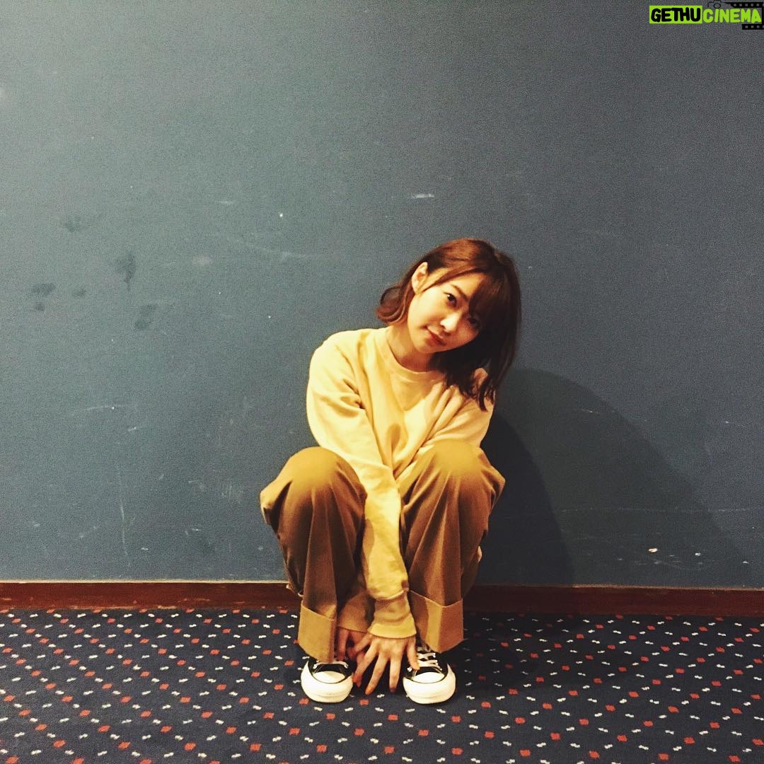 Rino Sashihara Instagram - これ撮ってる時にオリラジ藤森さんに遭遇してしまう、、。 #地獄 #意味なくロビーにしゃがむ女 #地獄