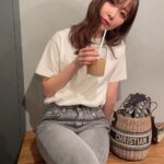 Rino Sashihara Instagram - #脚組んでるので脚ボリューミーに見えます﻿ #チャック開いてません﻿ #ポケットの内側出てます #コメント先読み女﻿ #生きづらい﻿ #半袖寒い﻿ #でも楽しい