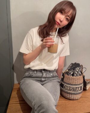 Rino Sashihara Instagram - #脚組んでるので脚ボリューミーに見えます﻿
#チャック開いてません﻿
#ポケットの内側出てます
#コメント先読み女﻿
#生きづらい﻿
#半袖寒い﻿
#でも楽しい