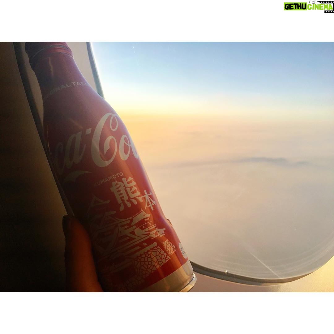 Rino Sashihara Instagram - 笑顔っていいなあ みんなを幸せにするもんね ありがとう、熊本。 ありがとう、夕陽。 ありがとう、今日の空。 明日からの私のビタミン。 (訳 熊本でかっこいいコーラ買いました。) #ポエマー #ポエム #詩 #指原先生