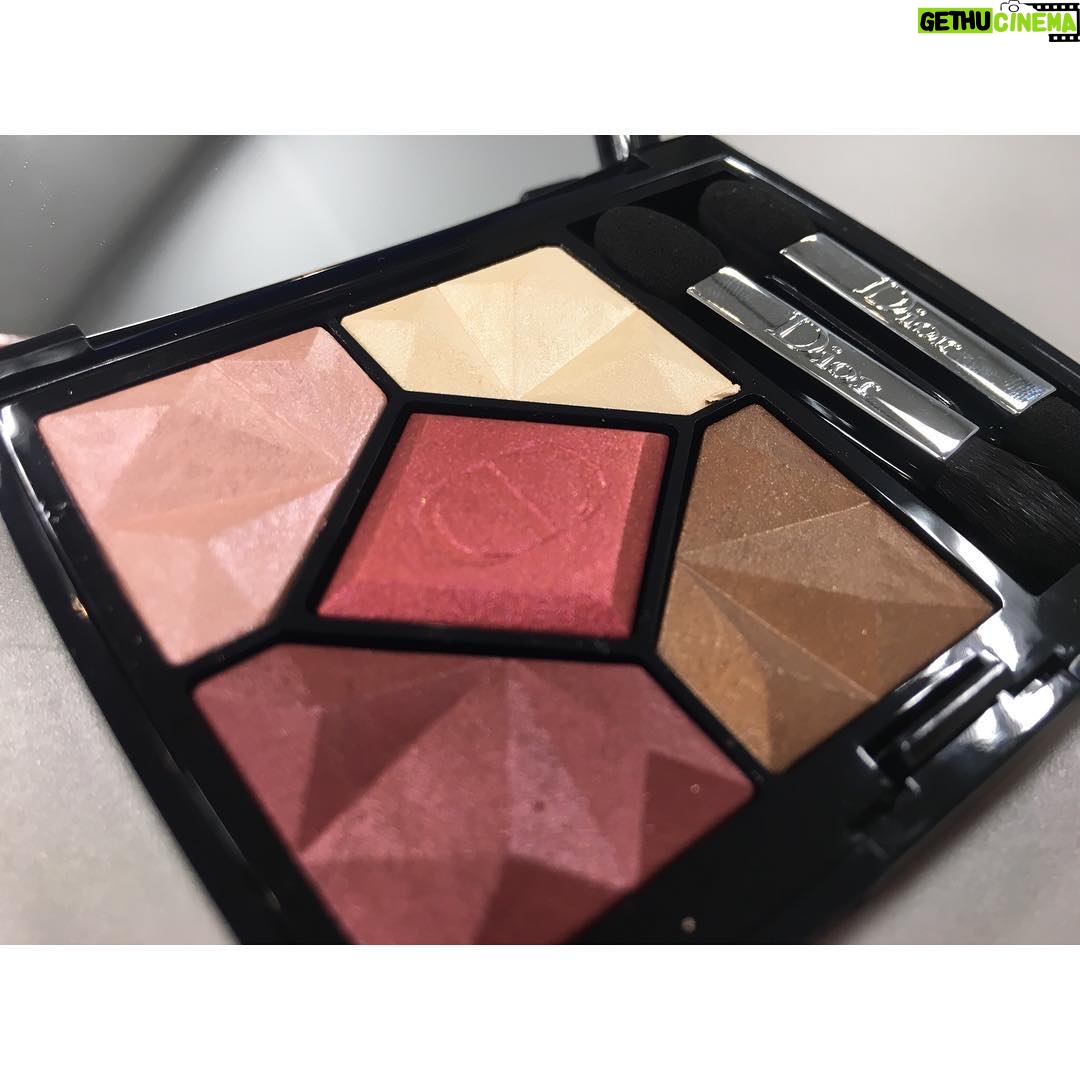 Rino Sashihara Instagram - 先行販売で買って(誰かにプレゼントしようと思って2つ購入)プレゼントで頂いて、、家に3つあります😭👌アイホールから涙袋やで成立するのでオススメ。限定なのでお早めに。大事な日に使おうってことで今日まで我慢してたんだ〜。#dior #サンククルール