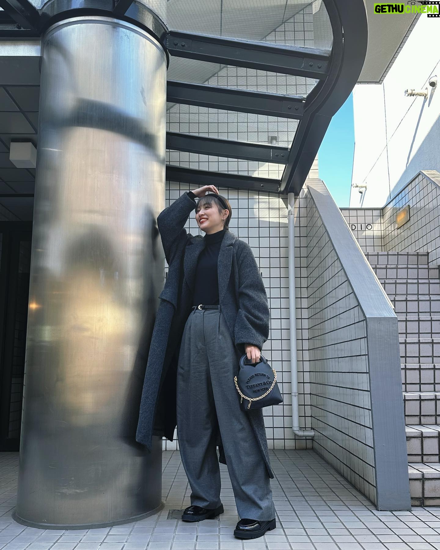 Rio Uchida Instagram - ❤️カチューシャの日の私服❤️ tops: @zara pants: @clane_official belt: @clane_official shoes: @uniqlo_jp bag: @tiffanyandco Tiffanyのバッグはチェーンが可愛すぎてアクセサリーのように持てるし、UNIQLO C のローファーはデザイン良いのにリーズナブルでしかも履きやすくて最強なり❤️ インナー着込んでお腹にホッカイロ張ったりしてるので、ぽっこりしとります⚠️