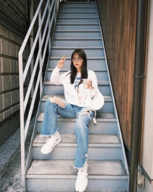 Rio Uchida Instagram - GW。お天気だったので
大好きなアニメ、カウボーイビバップを胸に
友達とランチしてぶらぶら散歩🐈

知らないおばあちゃんに、
ズボン破れてると運気下がるよって叱られました🙇
みんなも連休楽しんでね😌

#オタtの着こなし 
#CowboyBebop
📷@nekoze_photo