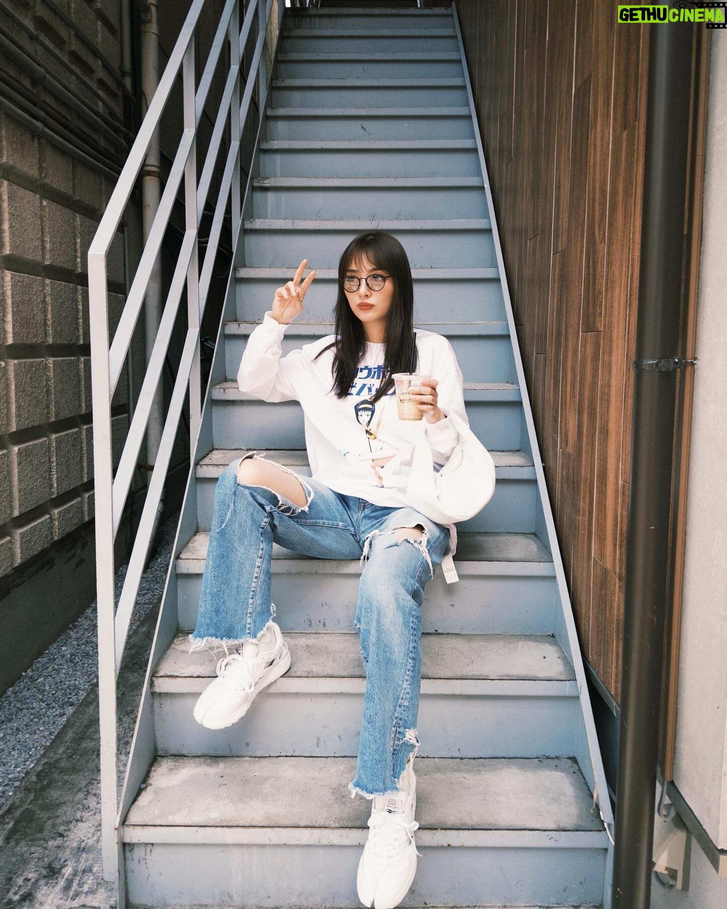 Rio Uchida - 36.1K Likes - GW。お天気だったので
大好きなアニメ、カウボーイビバップを胸に
友達とランチしてぶらぶら散歩🐈
知らないおばあちゃんに、
ズボン破れてると運気下がるよって叱られました🙇
みんなも連休楽しんでね😌
#オタtの着こなし
#CowboyBebop
📷@nekoze_photo