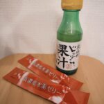 Rio Uchida Instagram – 私の花粉対策2024まとめた🥸

色々やりすぎてどれが効いてるか分からないんだけど…食生活も変えてケアに本気出し始めてから確実に緩和された🥸(もちろん個人差あると思うので容量用法見て自己責任でお試しください)

🍯ピーポーレン
鼻水やかゆみなどを引き起こす原因のヒスタミンを抑制する働きがあり花粉症などのアレルギー抑制に効果的とも言われてるらしい。ヨーグルトにかけて食べてる。
🍯マヌカハニー
これはiHerbで買える。免疫力upと殺菌効果に期待して、喉やばい時とかに夜ハーブティーにスプーン一杯入れてのんでる。
🌱E3AFA
オレゴン州のアッパークラマス湖だけで取れるブルーグリーンアルジー。1日に必要な栄養素であるビタミン・ミネラル・アミノ酸・必須脂肪酸・酵素・核酸を補ってくれる。98％が体内に吸収されるらしい。昔から飲んでるんだけど空腹時飲むと良いって最近知って朝飲んでる！
🌱BrainOn
ブルーアルジーから抽出された強力な抗酸化抗炎症効果と活力集中力UPの成分のやつ。たくさん頑張らなきゃいけない日の朝E3AFAの代わりに飲んでる。夜飲むと眠れなくなる説。
💊アシドフィルスプロバイオティックブランド
プロバイオティクスサプリ。腸活に。iHerbで買えるし100錠入ってるのに安い。
💊ネトルリーフ
花粉症に効くって口コミがやばいiHerbで買えるサプリ。花粉の季節は売り切れちゃうから時期ずらすべし。(現在在庫あり)効いてるかわかんないけどお守り的なサプリ(笑)
🍋じゃばら果汁
じゃばら飴とかじゃばらエキスのもの美味しくてだいすきなんだけど、お世話になってる方から頂いて、それから美味しくてなんでもかけてる。炭酸水に入れたり割ったり使い道たくさん。
🍋高濃度水素ゼリー
メイクさんがこれで緩和したって教えてくれたやつ。日本で初めて水素分子を機能性関与成分とした製品で機能性表示食品の届出受理をされたゼリーらしい。とにかく美味しくて1日２本食べてるけどもっと食べたくなっちゃうやつ
🧴サンホワイトクリーム
赤ちゃんから使える高品質のワセリン。綿棒で鼻の中に塗ったり、スキンケアの最後に塗ると水分を逃さない！
🧴Kruhi バーム
井浦新さんから頂いたバーム。今年はこちらにめっちゃ助けられました🙇目の周りが痛くなるくらい荒れてた時も、唇の乾燥も鼻周りもこれ塗って保護してたよ。前髪とかのセットにも使えるからこれ一つで便利すぎる最強バーム。全くベタつかないし超いい香り。
🫧イハダアレルスクリーン
微粒子吸着防止技術がイオンの透明ベールで花粉等の付着を抑制してくれるらしい。とにかく現場でこれかけまくってる。メイクの上から使えるから便利。
🫧アレルシャット花粉鼻でブロック
鼻の中に塗るやつ。すーすーして気持ちいい。これも現場で使ってる。