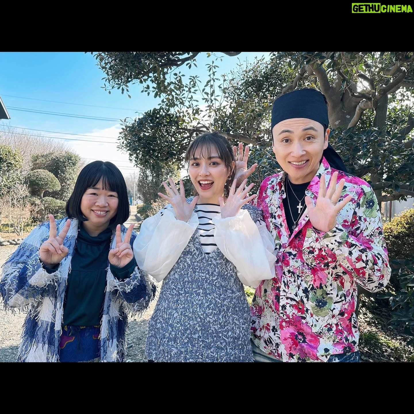 Rio Uchida Instagram - #おっさんずラブリターンズ 応援してくださった皆様ありがとうございました! 終わってしまったーー!さみしいー! でもとにかく! 大好きなおっさんずチームの中で、再び荒井ちずとして生きれたことがめちゃくちゃ幸せでした。私は短い時間だったけど…おっさんずの現場は本当に楽しかった🥹❤️ 頑張り屋で弱音を吐かないちずに、どうか幸せになって欲しいー!っってずっと願っていたけど…ちずの周りにはあたたかくて愉快な家族と仲間がいて。だからもう大丈夫! 幸せはここにあったんだねって今は安心しています(笑) みんなが笑って幸せに過ごせるのが一番。 愛も家族もいろんな形がある。 春田牧くんこれからもずっと仲良くね✌️ We are family!! また会える日まで♡ わんだほうっ! #おっさんずラブ #公安ずラブ #家族写真 #集合写真はポスター見比べてね