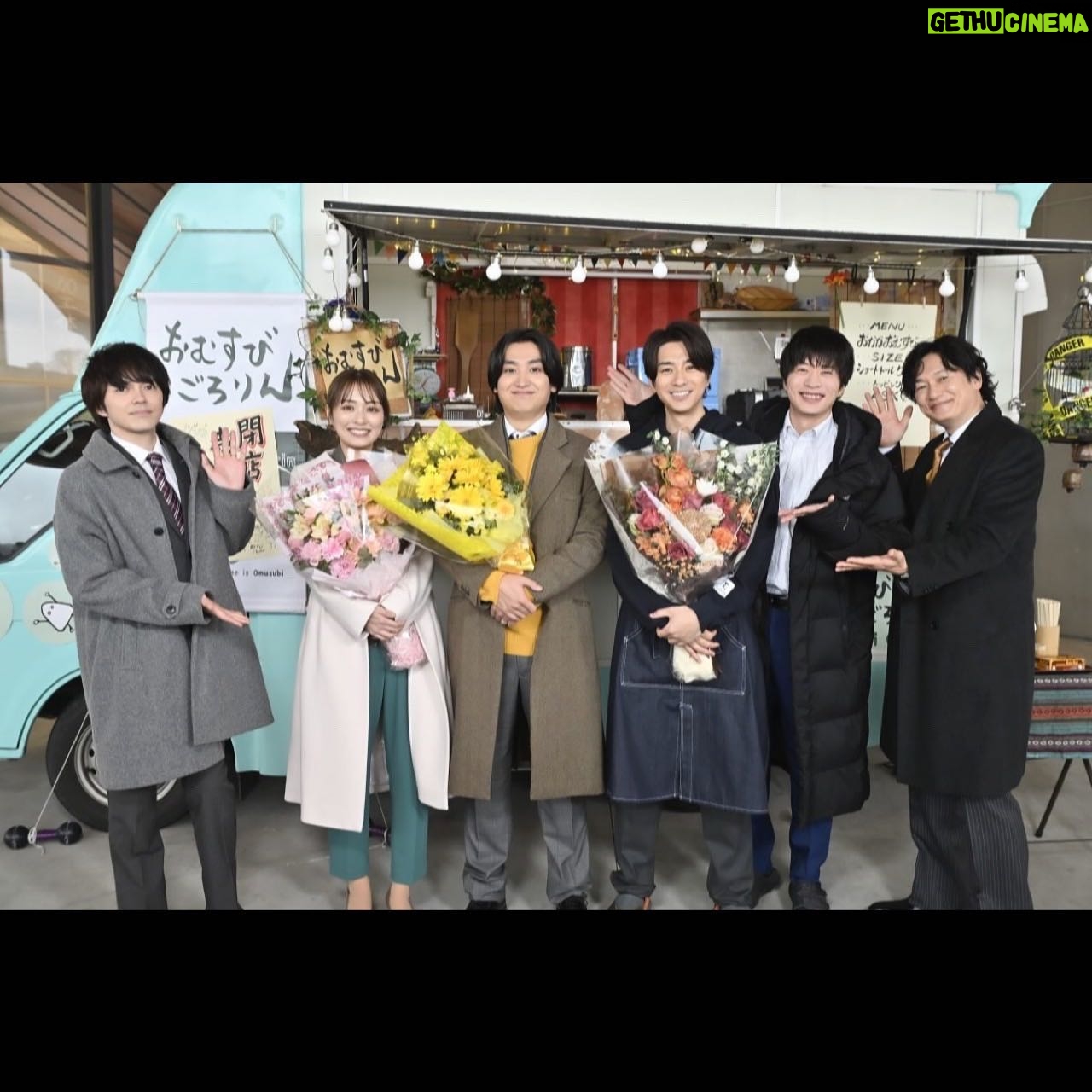 Rio Uchida Instagram - #おっさんずラブリターンズ 応援してくださった皆様ありがとうございました! 終わってしまったーー!さみしいー! でもとにかく! 大好きなおっさんずチームの中で、再び荒井ちずとして生きれたことがめちゃくちゃ幸せでした。私は短い時間だったけど…おっさんずの現場は本当に楽しかった🥹❤️ 頑張り屋で弱音を吐かないちずに、どうか幸せになって欲しいー!っってずっと願っていたけど…ちずの周りにはあたたかくて愉快な家族と仲間がいて。だからもう大丈夫! 幸せはここにあったんだねって今は安心しています(笑) みんなが笑って幸せに過ごせるのが一番。 愛も家族もいろんな形がある。 春田牧くんこれからもずっと仲良くね✌️ We are family!! また会える日まで♡ わんだほうっ! #おっさんずラブ #公安ずラブ #家族写真 #集合写真はポスター見比べてね
