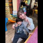 Rio Uchida Instagram - #おっさんずラブリターンズ 応援してくださった皆様ありがとうございました！ 終わってしまったーー！さみしいー！ でもとにかく！ 大好きなおっさんずチームの中で、再び荒井ちずとして生きれたことがめちゃくちゃ幸せでした。私は短い時間だったけど…おっさんずの現場は本当に楽しかった🥹❤️ 頑張り屋で弱音を吐かないちずに、どうか幸せになって欲しいー！っってずっと願っていたけど…ちずの周りにはあたたかくて愉快な家族と仲間がいて。だからもう大丈夫！ 幸せはここにあったんだねって今は安心しています(笑) みんなが笑って幸せに過ごせるのが一番。 愛も家族もいろんな形がある。 春田牧くんこれからもずっと仲良くね✌️ We are family!! また会える日まで♡ わんだほうっ！ #おっさんずラブ　#公安ずラブ #家族写真　　 #集合写真はポスター見比べてね
