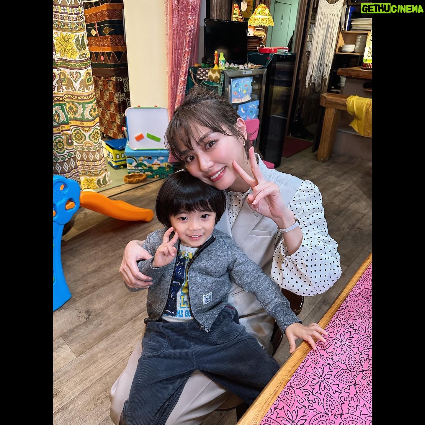 Rio Uchida Instagram - #おっさんずラブリターンズ 応援してくださった皆様ありがとうございました! 終わってしまったーー!さみしいー! でもとにかく! 大好きなおっさんずチームの中で、再び荒井ちずとして生きれたことがめちゃくちゃ幸せでした。私は短い時間だったけど…おっさんずの現場は本当に楽しかった🥹❤️ 頑張り屋で弱音を吐かないちずに、どうか幸せになって欲しいー!っってずっと願っていたけど…ちずの周りにはあたたかくて愉快な家族と仲間がいて。だからもう大丈夫! 幸せはここにあったんだねって今は安心しています(笑) みんなが笑って幸せに過ごせるのが一番。 愛も家族もいろんな形がある。 春田牧くんこれからもずっと仲良くね✌️ We are family!! また会える日まで♡ わんだほうっ! #おっさんずラブ #公安ずラブ #家族写真 #集合写真はポスター見比べてね