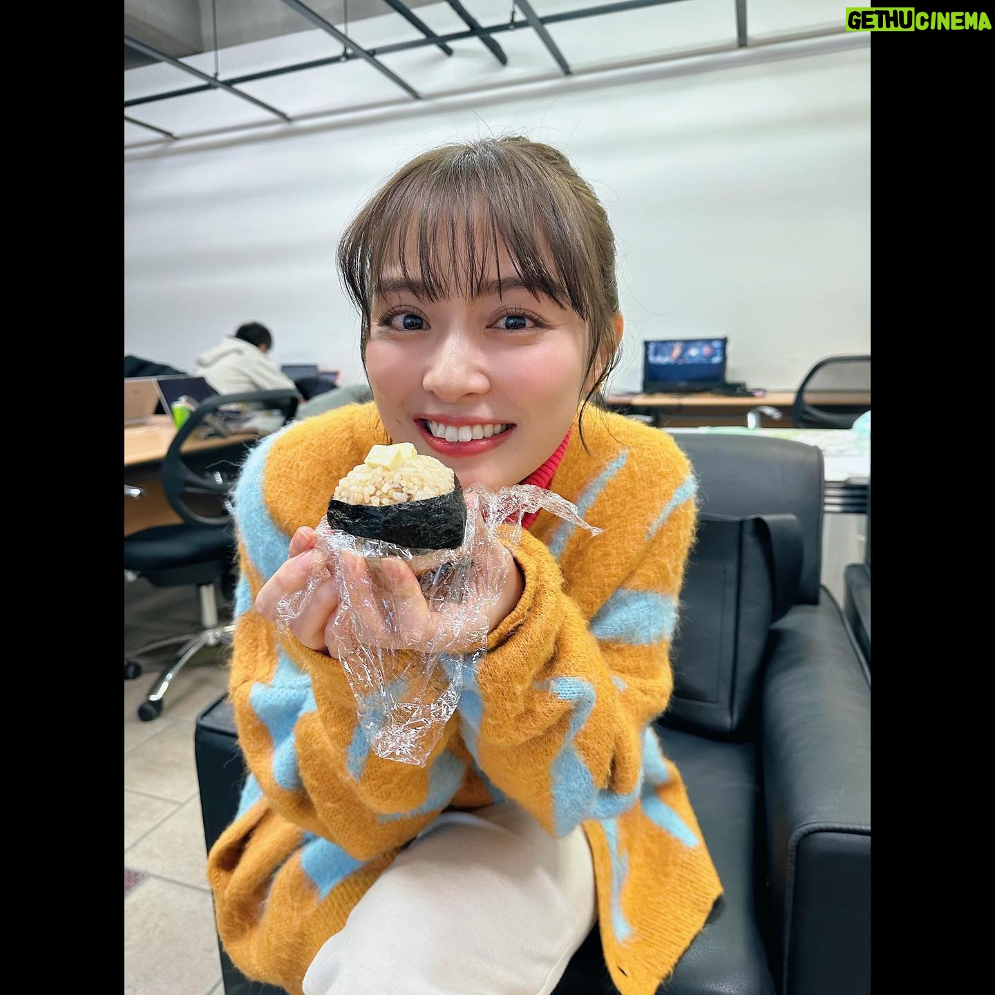 Rio Uchida Instagram - #おっさんずラブリターンズ 応援してくださった皆様ありがとうございました! 終わってしまったーー!さみしいー! でもとにかく! 大好きなおっさんずチームの中で、再び荒井ちずとして生きれたことがめちゃくちゃ幸せでした。私は短い時間だったけど…おっさんずの現場は本当に楽しかった🥹❤️ 頑張り屋で弱音を吐かないちずに、どうか幸せになって欲しいー!っってずっと願っていたけど…ちずの周りにはあたたかくて愉快な家族と仲間がいて。だからもう大丈夫! 幸せはここにあったんだねって今は安心しています(笑) みんなが笑って幸せに過ごせるのが一番。 愛も家族もいろんな形がある。 春田牧くんこれからもずっと仲良くね✌️ We are family!! また会える日まで♡ わんだほうっ! #おっさんずラブ #公安ずラブ #家族写真 #集合写真はポスター見比べてね