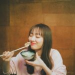 Rio Uchida Instagram - 連載　#金曜日の肉とだーりお この日はへびーな撮影３本目で疲れてぼろぼろだったけど 水炊き食べたらみるみる元気出て 復活して帰った✌️☺️ 桜の季節、目黒川沿いのお店に行ってきたよ🐓🌸 詳しくは記事を見てねん　@freak_mag