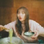 Rio Uchida Instagram - 連載　#金曜日の肉とだーりお この日はへびーな撮影３本目で疲れてぼろぼろだったけど 水炊き食べたらみるみる元気出て 復活して帰った✌️☺️ 桜の季節、目黒川沿いのお店に行ってきたよ🐓🌸 詳しくは記事を見てねん　@freak_mag