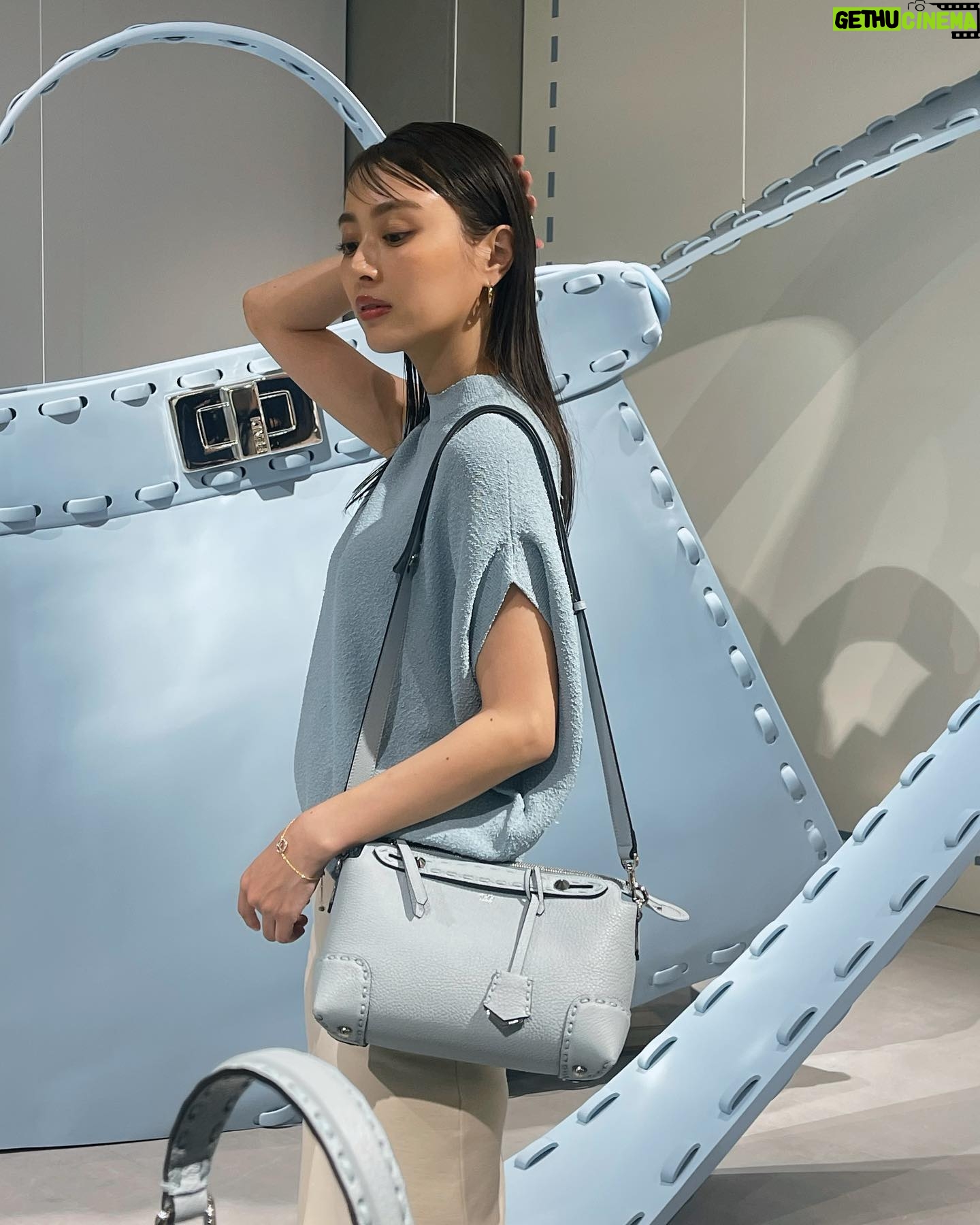 Rio Uchida Instagram - 🩵 FENDI 🩵 2025年に創業100周年を迎えるFENDI。 「セレリア1925(Selleria 1925)」の発売を記念して、フェンディのクラフツマンシップを体験できる唯一無二のポップアップストア「Fendi Selleria(フェンディ セレリア)」が3月26日(火)~ 3月31日(日)に渋谷のTOKYO MEDIA DEPARTMENTで開催されています。 イタリアのレザー工場の職人さんが期間限定で来日されて、バッグの製造工程を見せてくれたり、色々なことを体験できました💛 私は水色でまとめた上品で爽やかなコーディネートにしたよ🩵 @fendi #FendiSelleria #PR