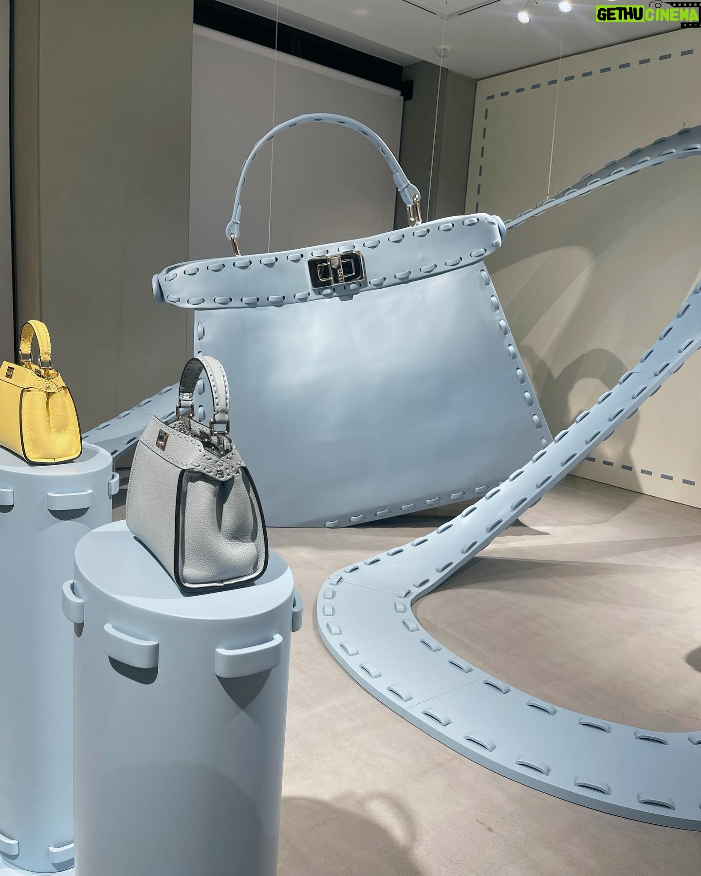 Rio Uchida Instagram - 🩵 FENDI 🩵 2025年に創業100周年を迎えるFENDI。 「セレリア1925(Selleria 1925)」の発売を記念して、フェンディのクラフツマンシップを体験できる唯一無二のポップアップストア「Fendi Selleria(フェンディ セレリア)」が3月26日(火)~ 3月31日(日)に渋谷のTOKYO MEDIA DEPARTMENTで開催されています。 イタリアのレザー工場の職人さんが期間限定で来日されて、バッグの製造工程を見せてくれたり、色々なことを体験できました💛 私は水色でまとめた上品で爽やかなコーディネートにしたよ🩵 @fendi #FendiSelleria #PR