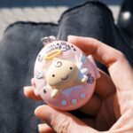 Rio Uchida Instagram – ラジオでも話したガチャ友と
ガチャガチャリベンジの旅に行ってきて
念願のたまごっちGETしたぜええええ🩷
くりてん4回目ででたーーーーっ✌️

ANGEL BLUEのガチャはなかった🥲
またリベンジします！