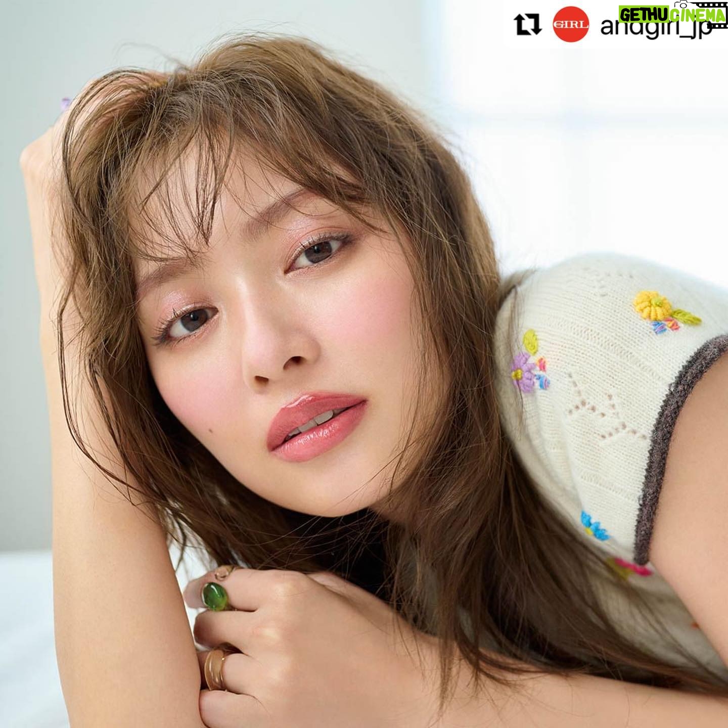 Rio Uchida Instagram - 🩵andGIRL🩵 自己肯定感があがるうるつやなメイクでした🩷🫧 #Repost @andgirl_jp ・・・ 自己肯定感高まりメイクで、 昨日よりちょっと自分を好きになろう💞 ここでは、リップでマインドUPする方法をレクチャー! 粘膜カラーのリップライナーと、 うるつやリップをちょこっとオーバーに塗るのがコツ💋 ぷっくり唇で女っぽ気分を高めて、 お休みの方も、お仕事の方も、 素敵なクリスマスを過ごしてね🎄💝 3Dリップの手に入れ方は、 andGIRL冬号をチェックしてみてください🥰 ________________ andGIRL2024年冬号 (12/7発売) 企画名:昨日よりちょっと自分を好きになる♡自己肯定感高まりメイク モデル:#内田理央 @rio_uchida ________________ #andGIRL #アンドガール #今日の服 #今日のコーデ #ootd #outfit #シンプルコーデ #大人スタイル #大人可愛いコーデ #冬服 #冬コーデ #冬服コーデ #休日コーデ #自己肯定感メイク #自己肯定感UP #冬メイク #オーバーリップ #3Dリップ #粘膜カラー