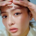 Rio Uchida Instagram - 🩵andGIRL🩵 自己肯定感があがるうるつやなメイクでした🩷🫧 #Repost @andgirl_jp ・・・ 自己肯定感高まりメイクで、 昨日よりちょっと自分を好きになろう💞 ここでは、リップでマインドUPする方法をレクチャー！ 粘膜カラーのリップライナーと、 うるつやリップをちょこっとオーバーに塗るのがコツ💋 ぷっくり唇で女っぽ気分を高めて、 お休みの方も、お仕事の方も、 素敵なクリスマスを過ごしてね🎄💝 3Dリップの手に入れ方は、 andGIRL冬号をチェックしてみてください🥰 ＿＿＿＿＿＿＿＿＿＿＿＿＿＿＿＿ andGIRL2024年冬号 (12/7発売) 企画名：昨日よりちょっと自分を好きになる♡自己肯定感高まりメイク モデル：#内田理央 @rio_uchida ＿＿＿＿＿＿＿＿＿＿＿＿＿＿＿＿ #andGIRL #アンドガール #今日の服 #今日のコーデ #ootd #outfit #シンプルコーデ #大人スタイル #大人可愛いコーデ #冬服 #冬コーデ #冬服コーデ #休日コーデ #自己肯定感メイク #自己肯定感UP #冬メイク #オーバーリップ #3Dリップ #粘膜カラー